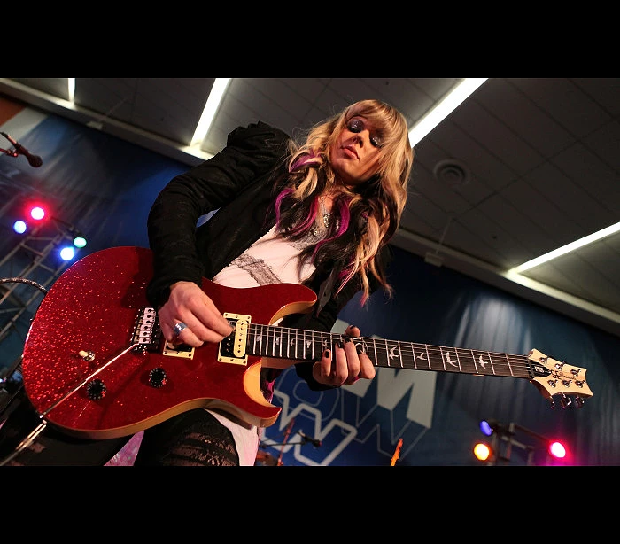 Orianthi, considerada uma das melhores guitarristas do mundo