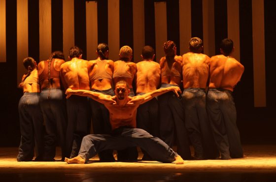 Espetáculo Contraponto no palco do Teatro Guaíra.