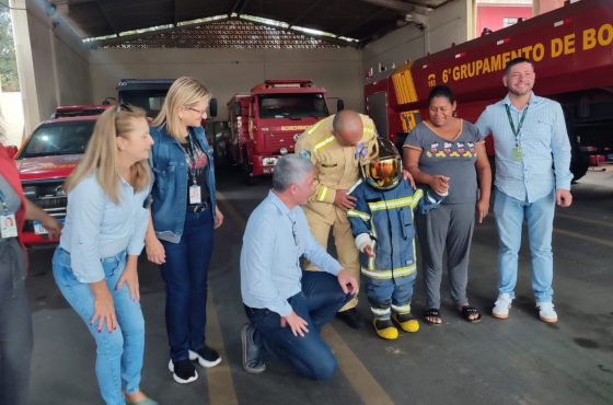 Menino Comemora 7 Anos no Corpo de Bombeiros