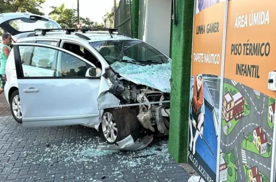 Acidente de trânsito em Maringá com carro invadindo preferencial