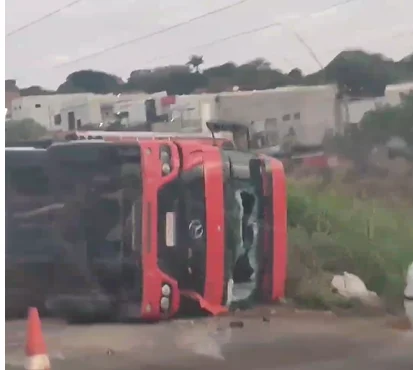 Caminhão tombado no Contorno Sul de Maringá