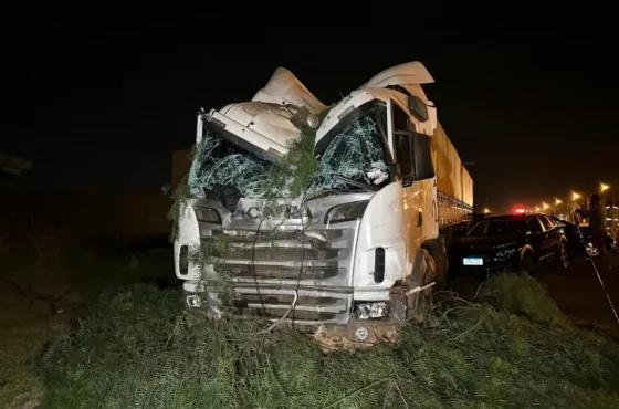 Carreta desgovernada derrubando postes e atingindo carros .