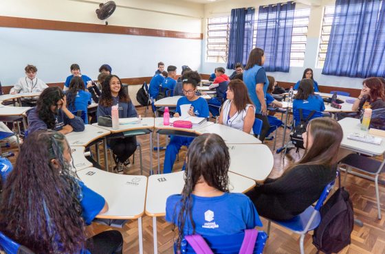 Estudantes da rede estadual do Paraná voltam às aulas