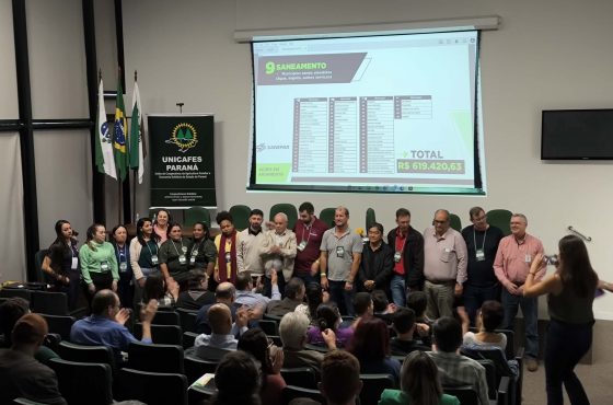 Jovens agentes cooperativistas no campo em treinamento.