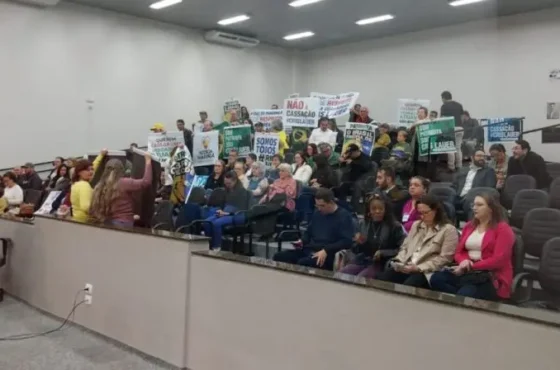 Manifestantes defendem vereadora em protesto na Câmara