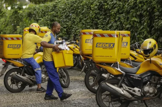 Pessoas se preparando para concurso público dos Correios.