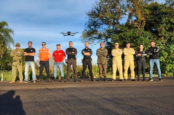 Servidores da Polícia Penal em treinamento para o uso de drones.