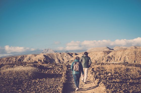 Casal brasileiro caminha por 25 km em deserto peruano