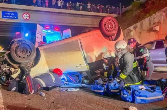 Homem é socorrido após capotamento de veículo em Maringá