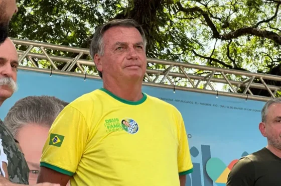 Jair Bolsonaro reúne multidão em evento político em Maringá