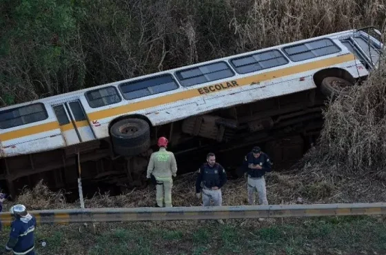 Ônibus escolar tomba na BR-277 com mais de 20 crianças