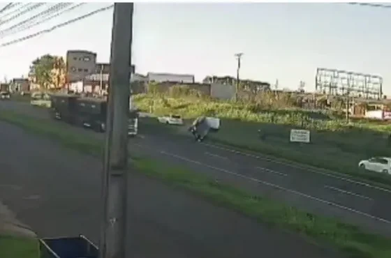 Carro Capota Múltiplas Vezes e Motorista Sofre Ferimentos Graves