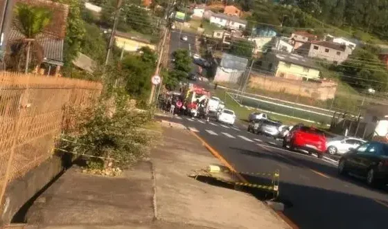 Mãe e filho caem em cratera a caminho da escola