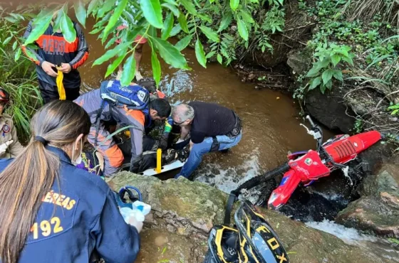 Trilheiro é resgatado pelo helicóptero do Samu após queda